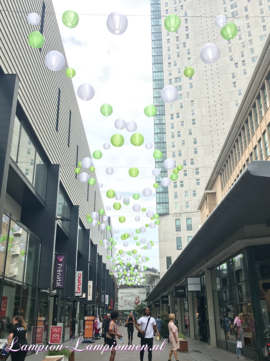 Lampionnen in straten Emmasingel Eindhoven winkelstraat decoratie